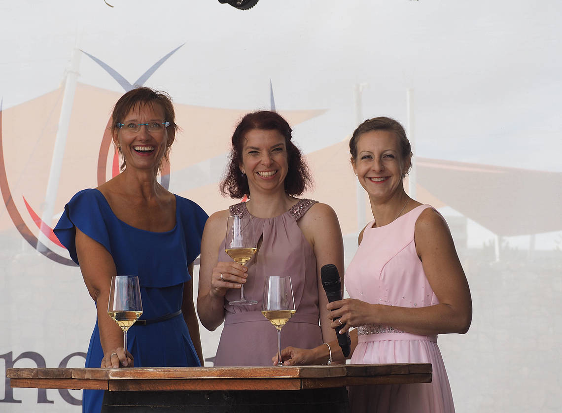 Vinekings Event im ORD Fröhliche Frauen probieren einen Wein