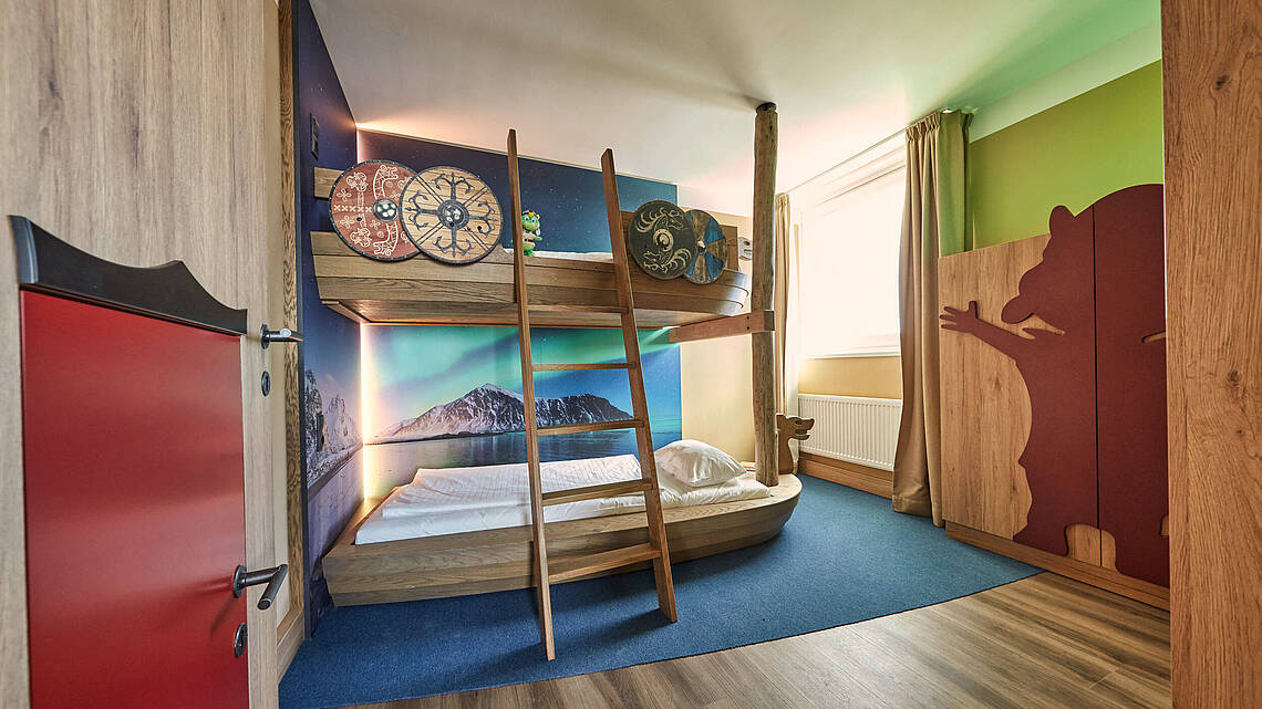 Blick in das zusätzliche Zimmer für Kinder mit Hochbett