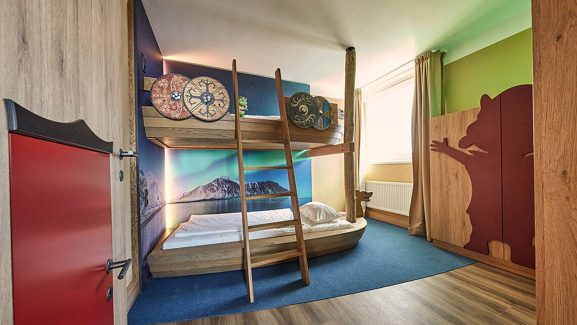 Blick in das zusätzliche Zimmer für Kinder mit Hochbett