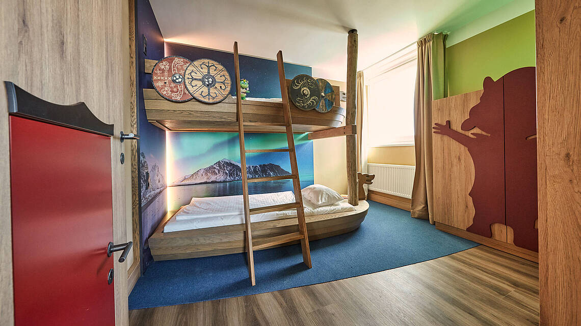 Blick in das zusätzliche Zimmer für Kinder mit Hochbett