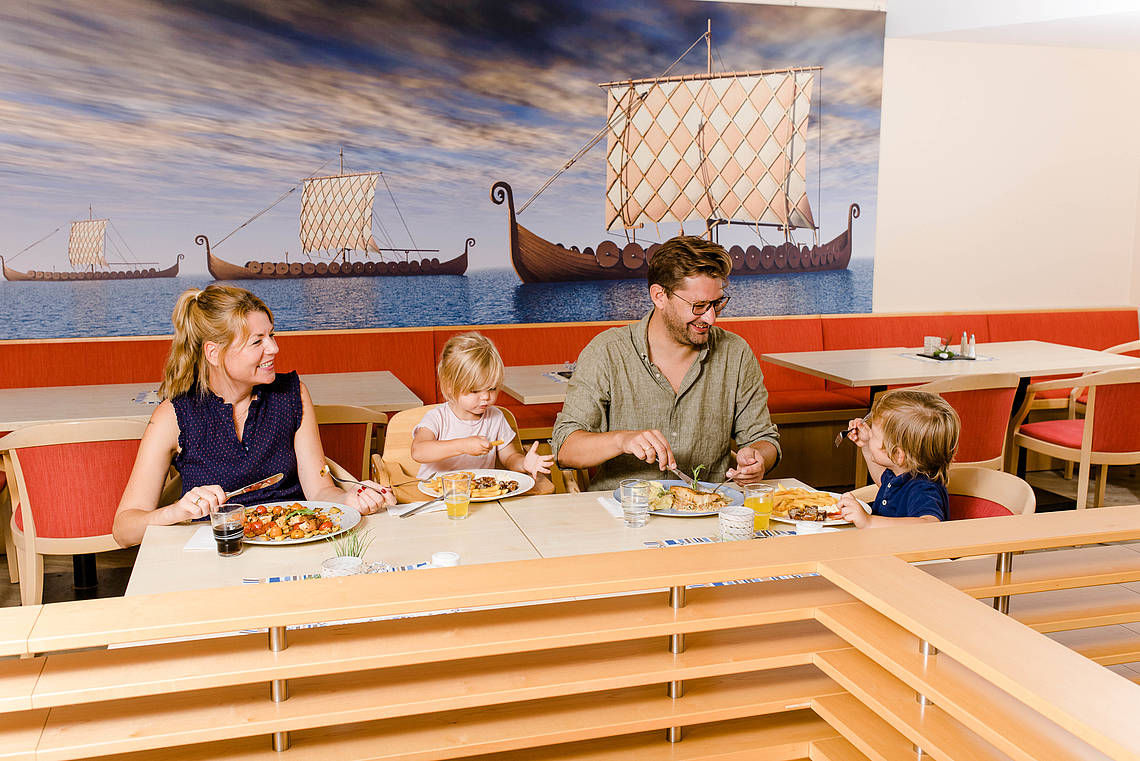 Limerick Ostsee Resort Dampland Familie isst im Limerick