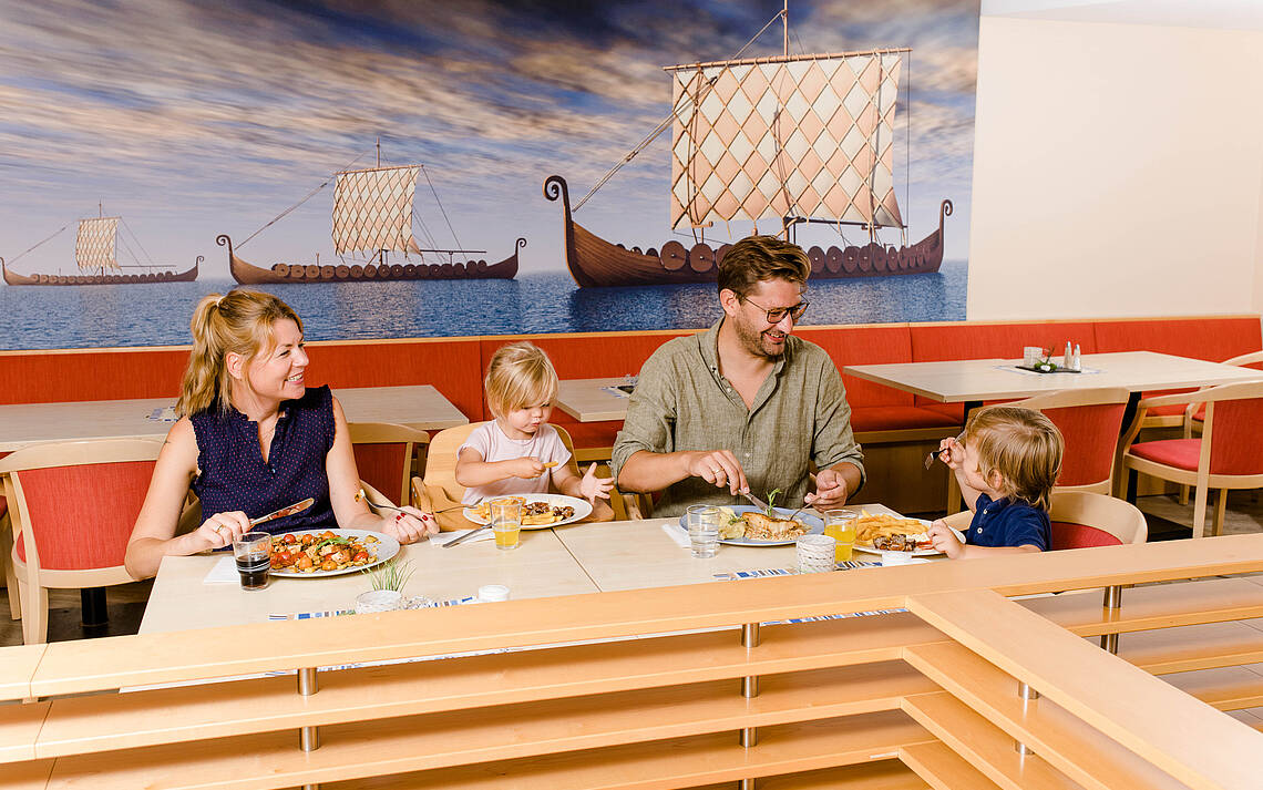 Limerick Ostsee Resort Dampland Familie isst im Limerick