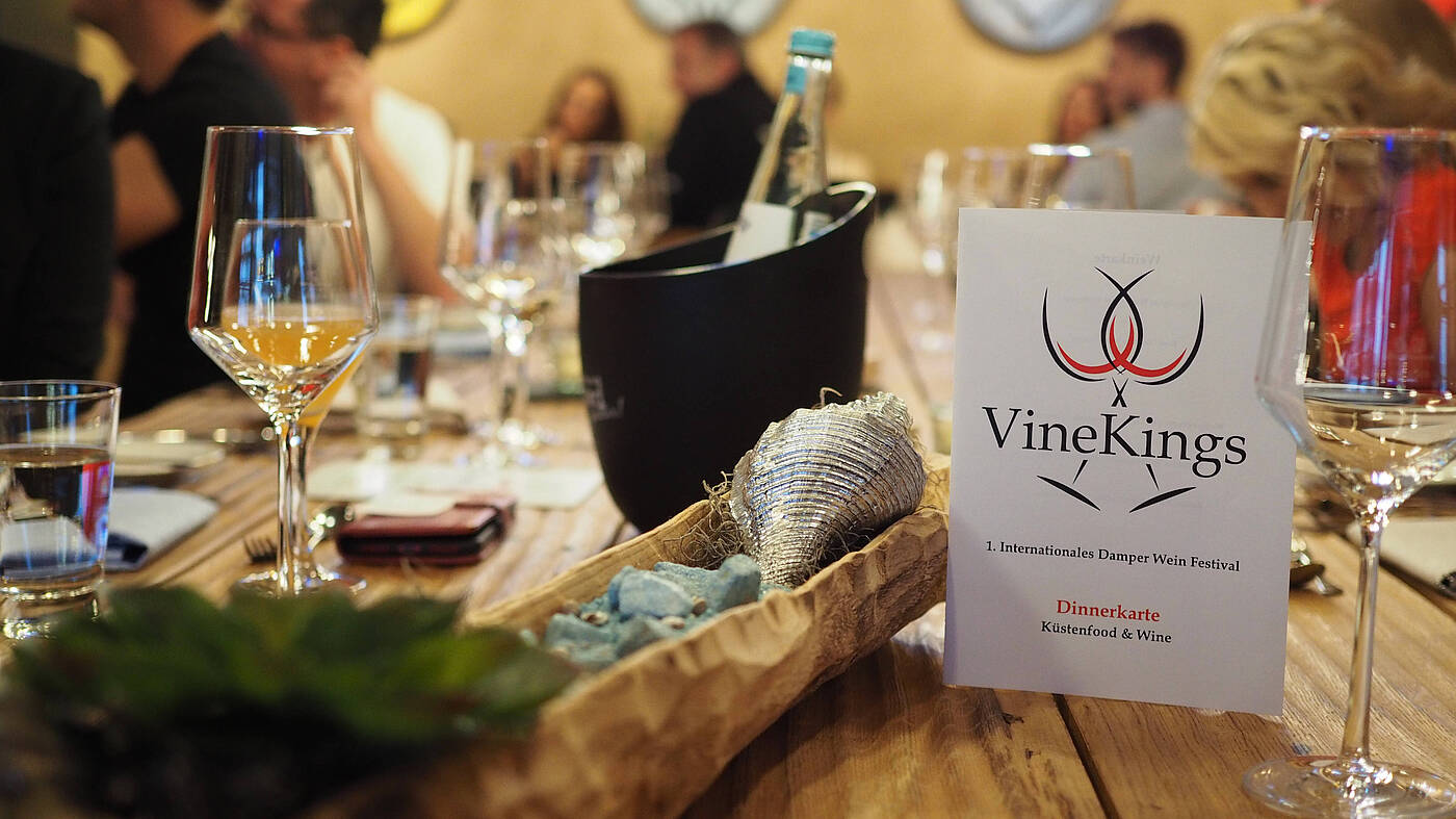 VineKings in Damp Tischkarte beim VineKings Event