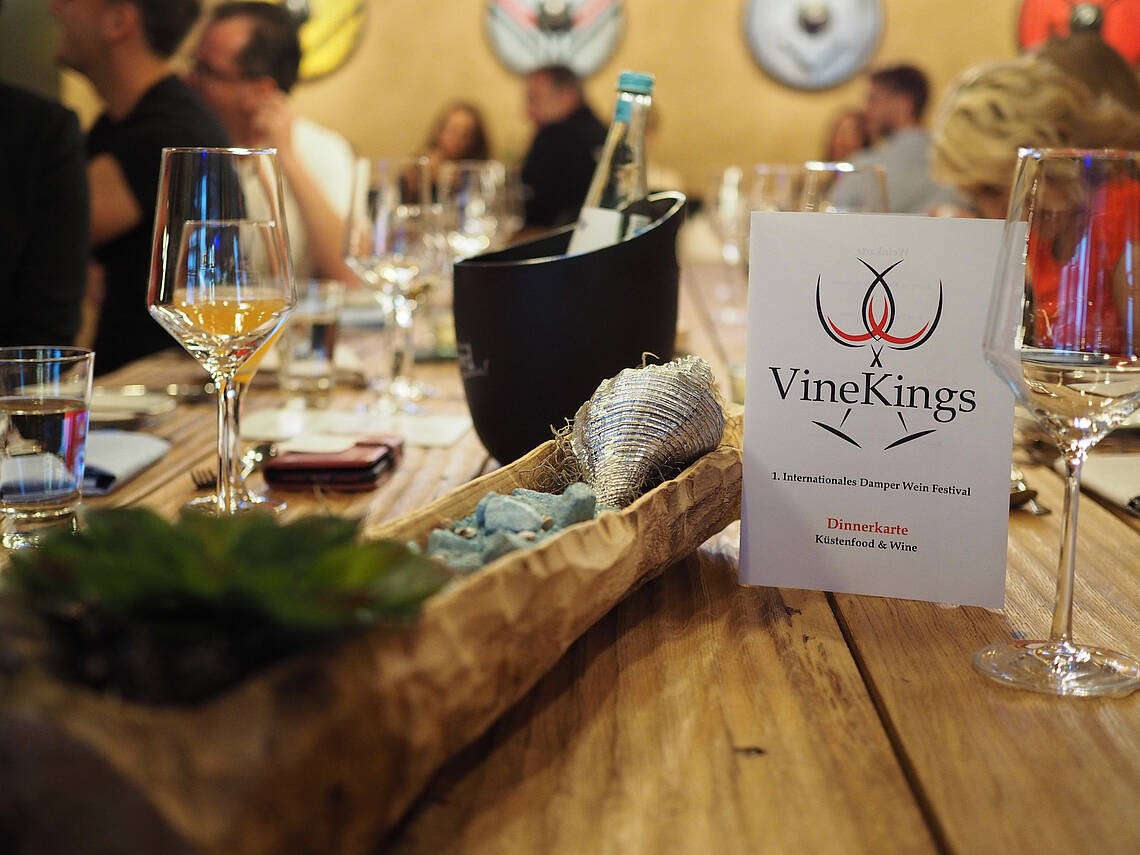 VineKings in Damp Tischkarte beim VineKings Event