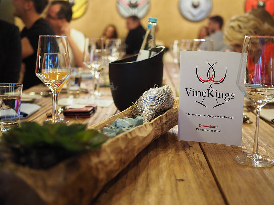 VineKings in Damp Tischkarte beim VineKings Event
