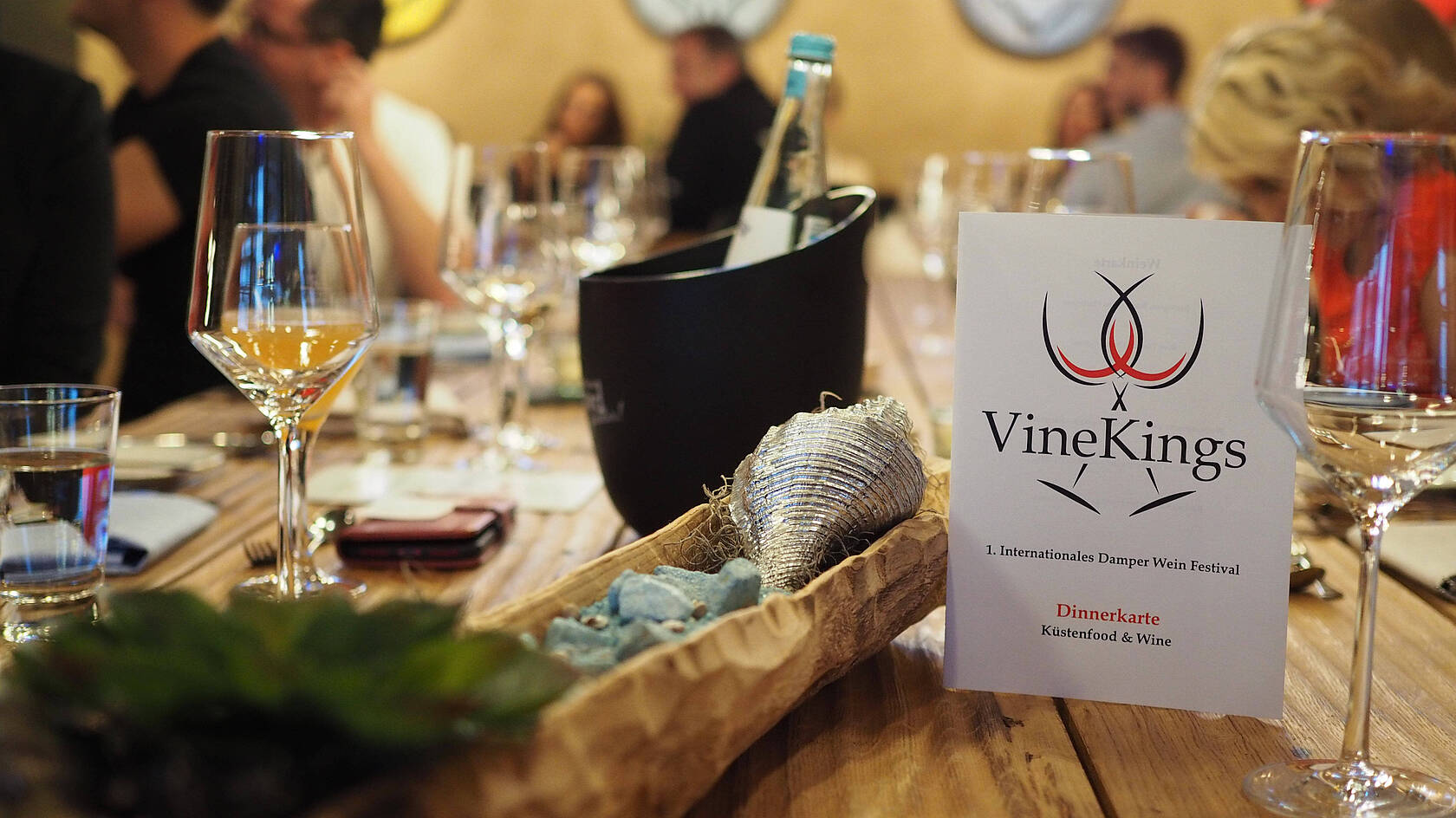 VineKings in Damp Tischkarte beim VineKings Event