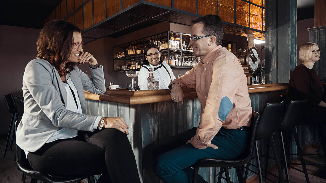 Gäste sitzen an der Bar der Hammaburg