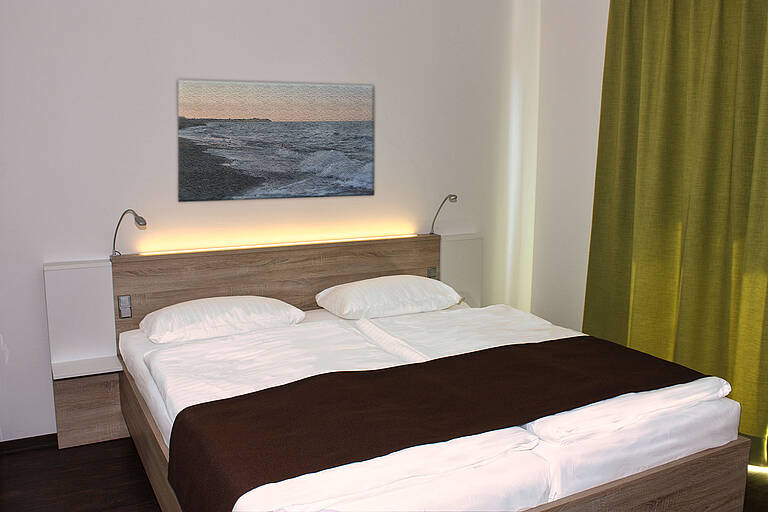 Doppelbett im Premiumhaus Ostsee Resort Dampland Doppelbett im Premiumhaus Schlafzimmer