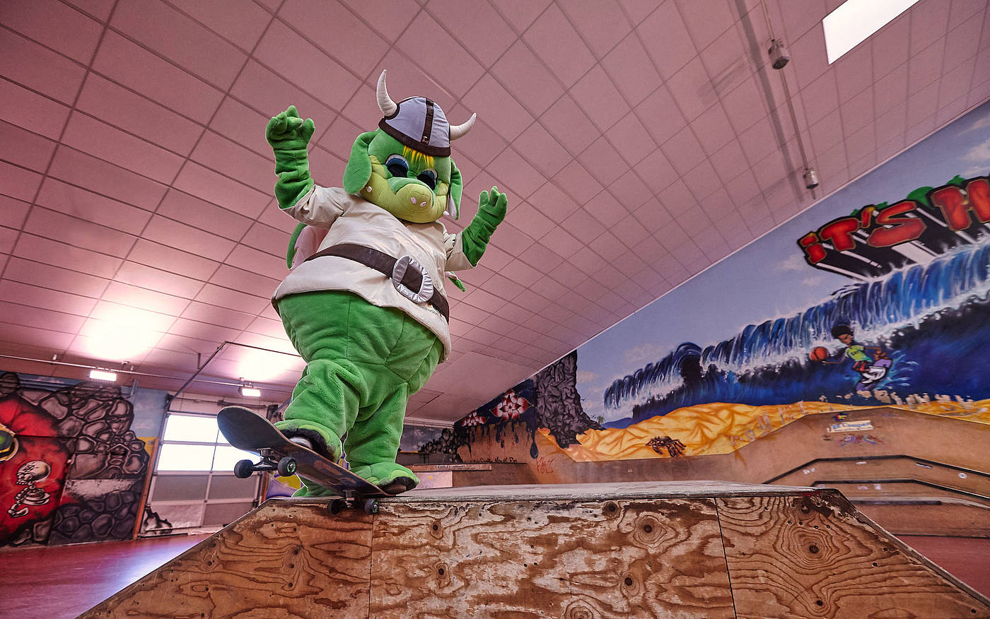 Leif fährt Skatebord in der Skatehalle