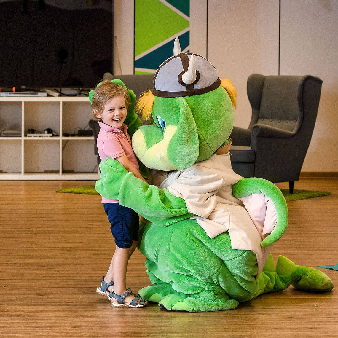 Kinderfreizeit im Drachenhaus Leif umarmt einen kleinen Jungen