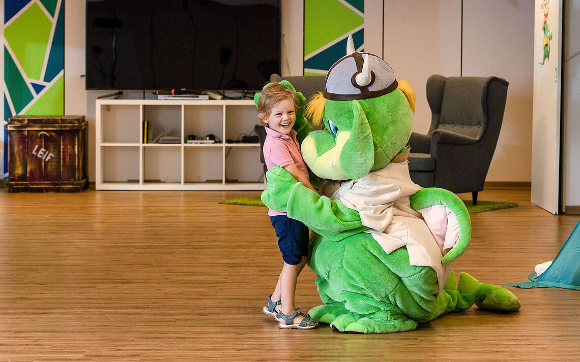 Kinderfreizeit im Drachenhaus Leif umarmt einen kleinen Jungen