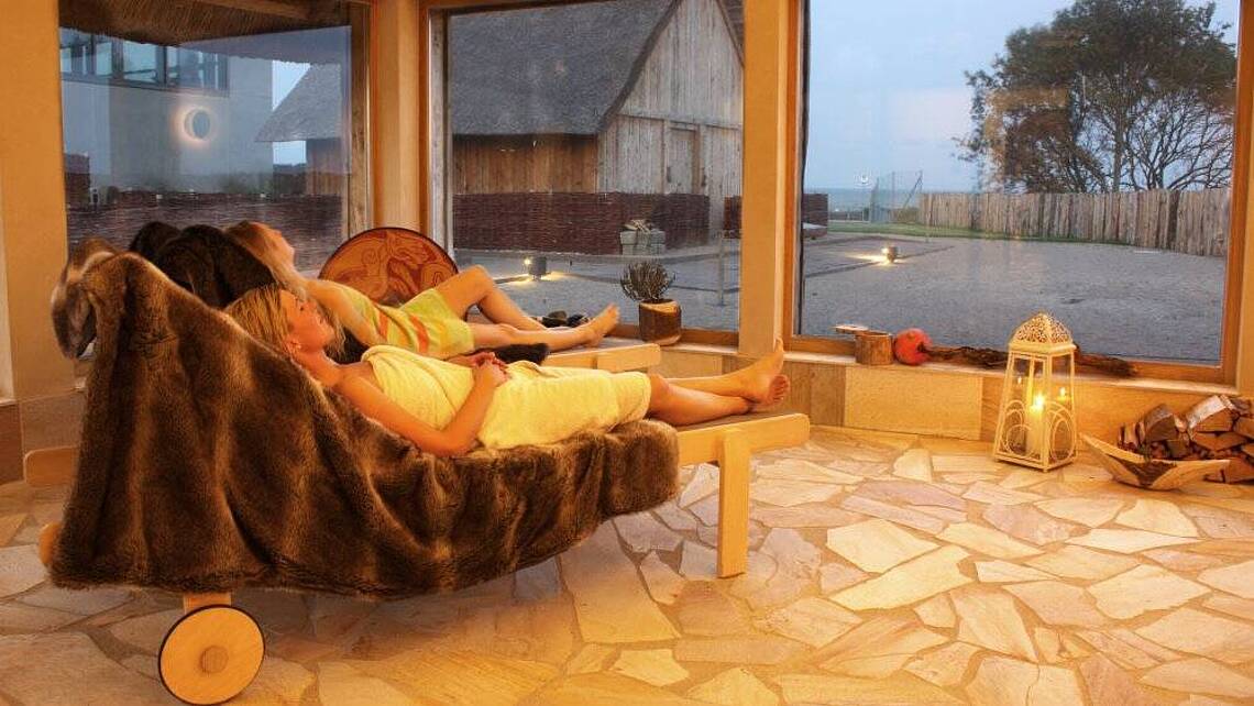 Zwei Frauen genießen die Aussicht aus dem Ruheraum des Vaermlands