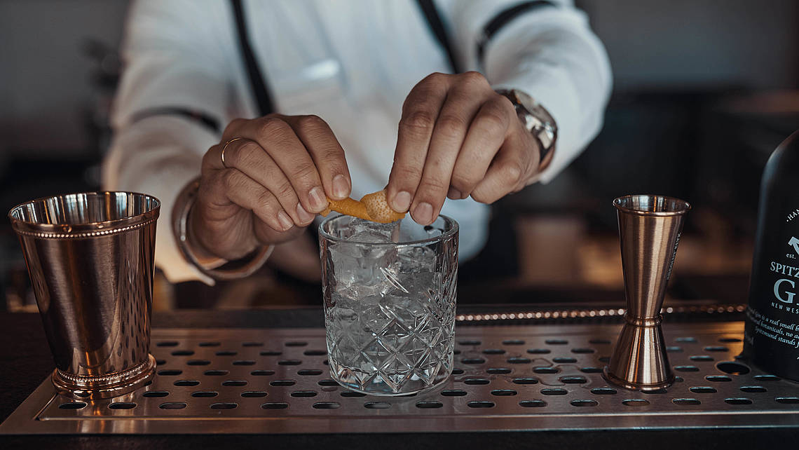 Barkeeper mixt einen Cocktail
