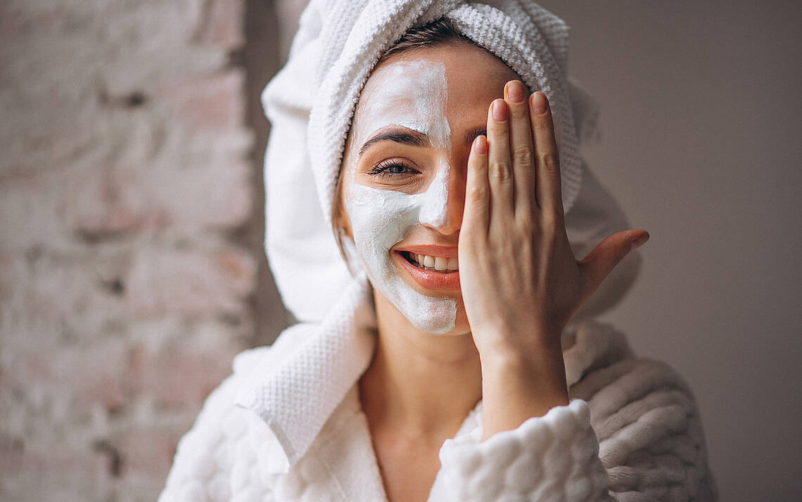Frau mit Gesichtsmaske