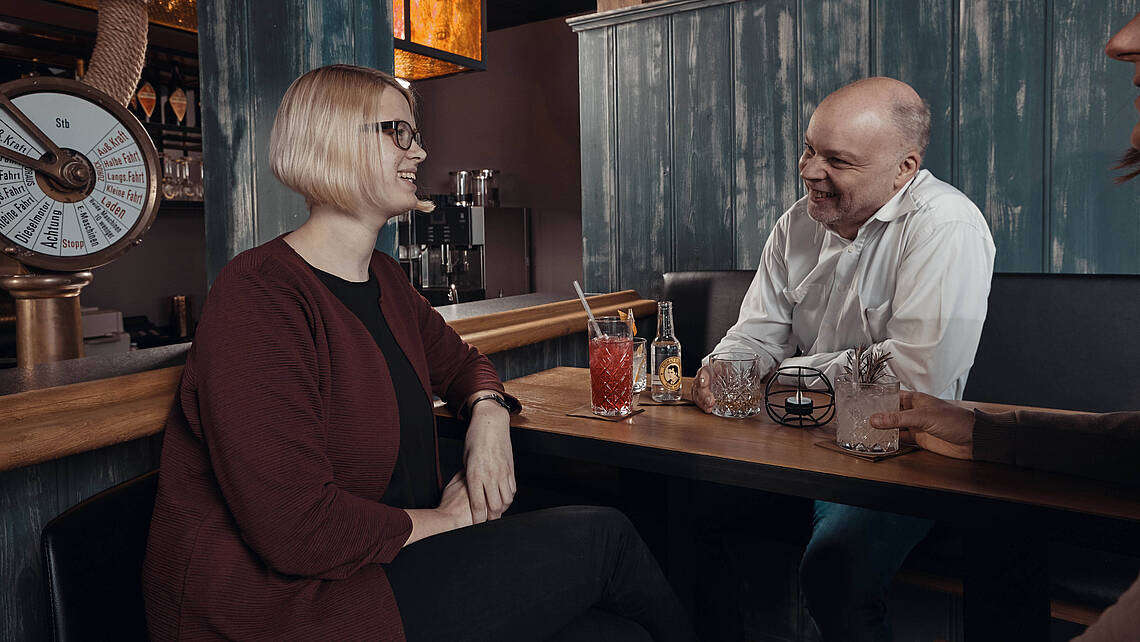 Ehepaar entspannt im Restaurant Hammaburg