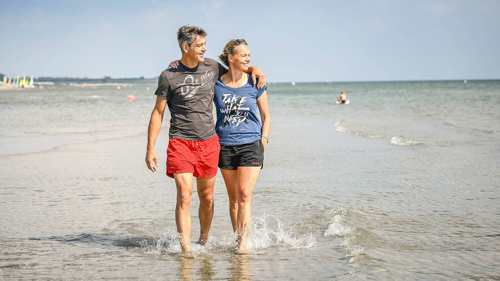 Strandspaziergang an der Ostsee Paar spaziert am Strand