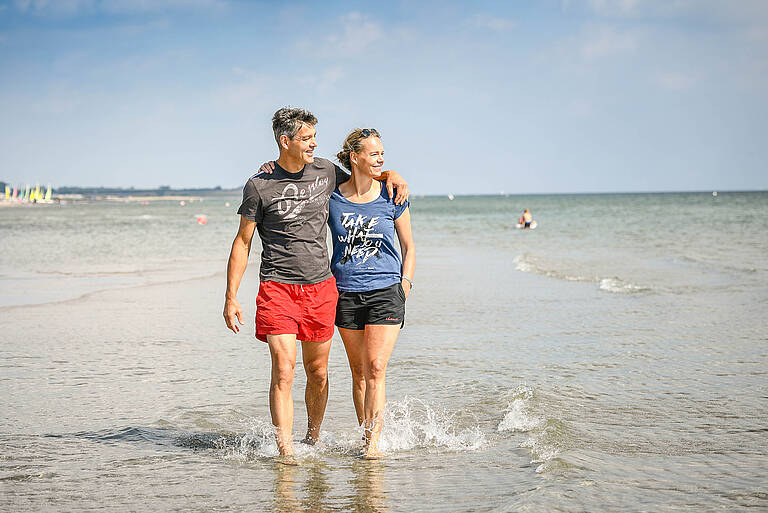 Strandspaziergang an der Ostsee Paar spaziert am Strand