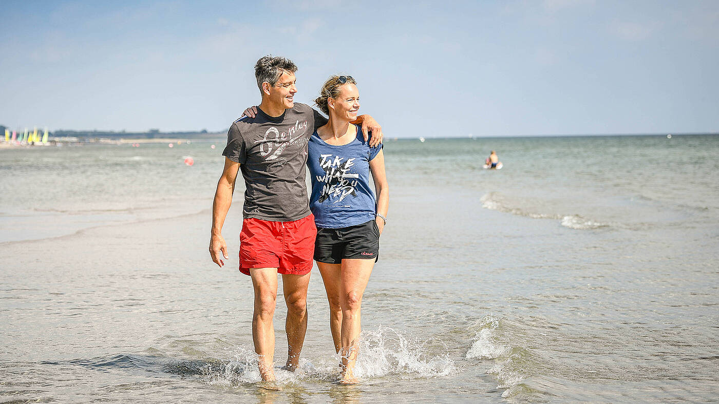 Strandspaziergang an der Ostsee Paar spaziert am Strand
