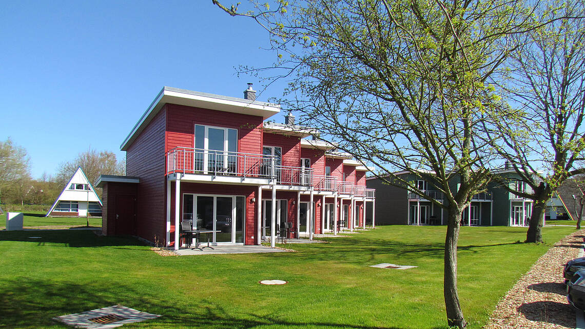 Blick in die Gartenanlage und Ferienhäuser
