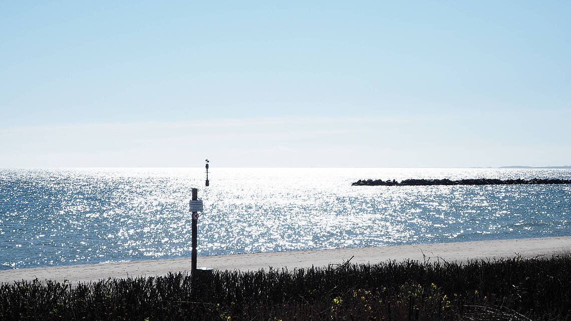 Blick auf das Wasser vom Strand
