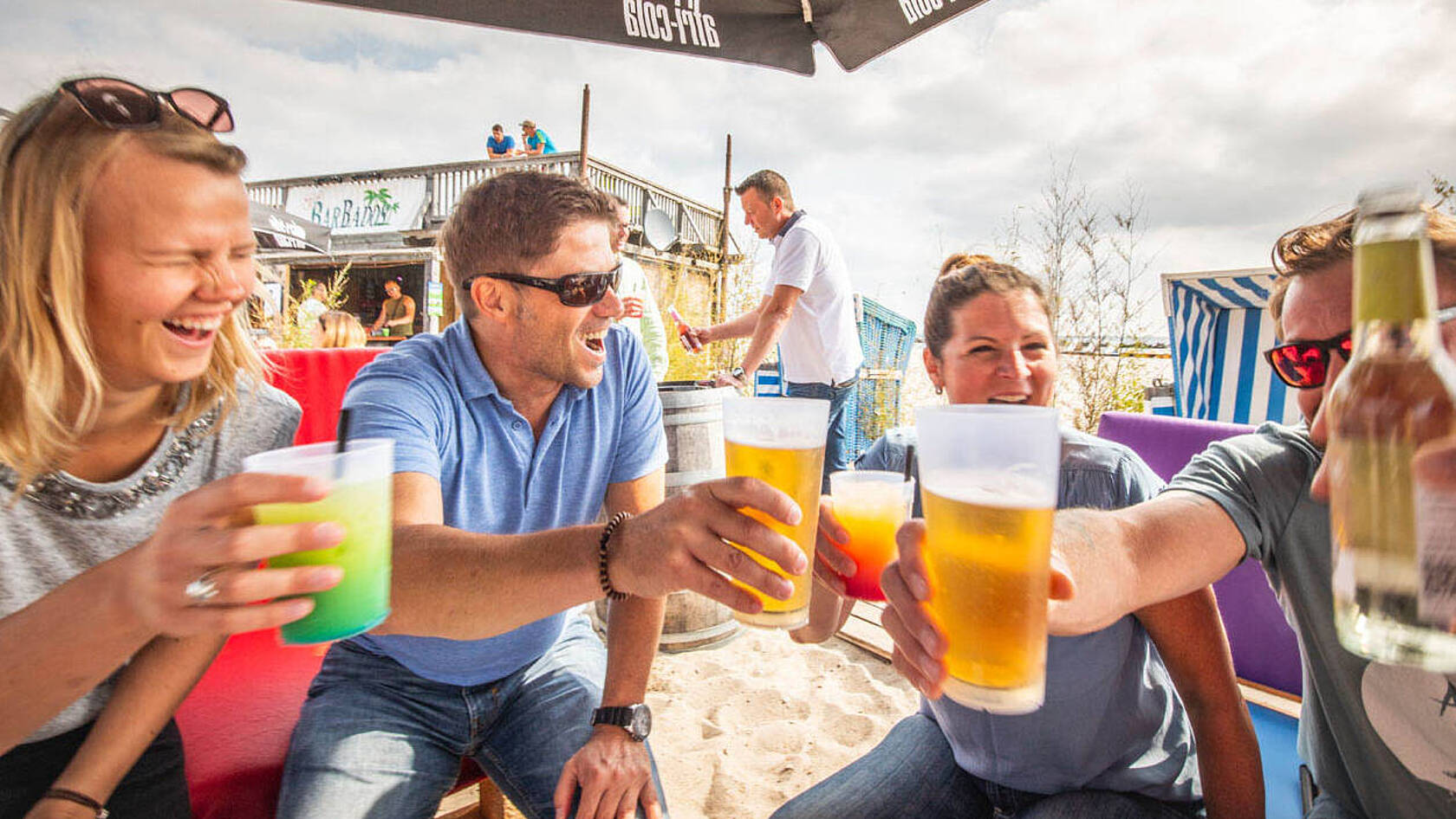 Entspannte Abende in der Beachbar Gruppe von Freunden stößt in der Beachbar an