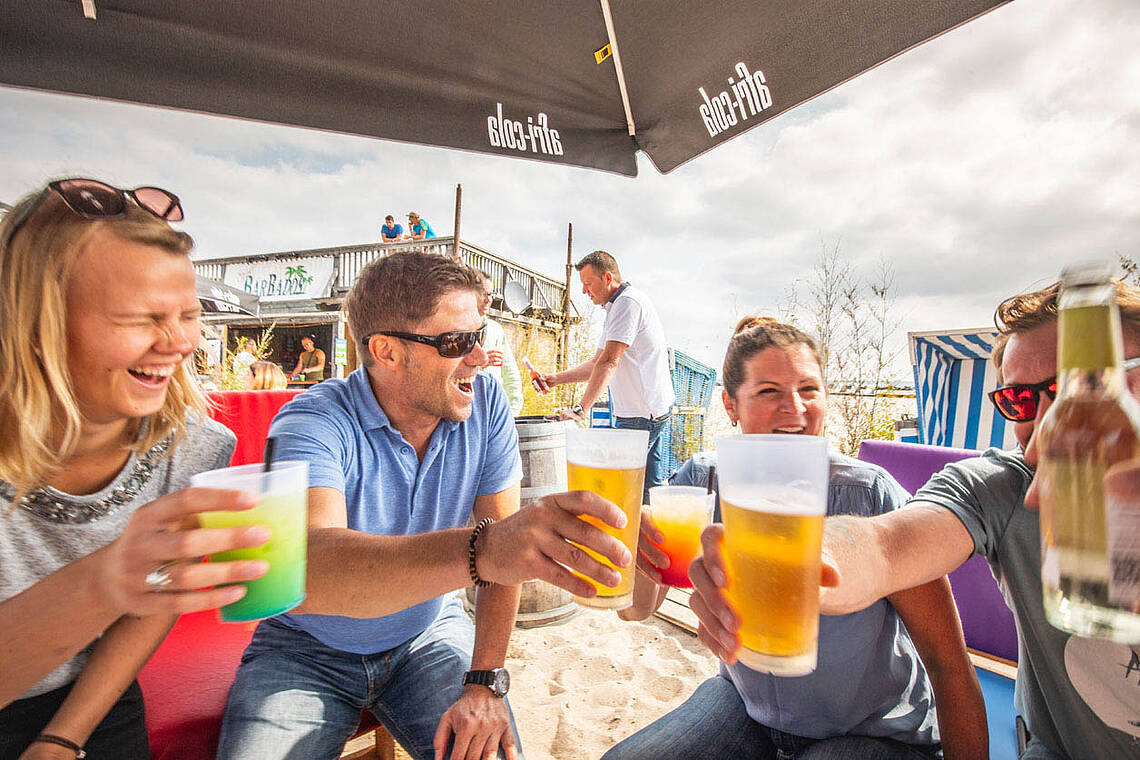 Entspannte Abende in der Beachbar Gruppe von Freunden stößt in der Beachbar an