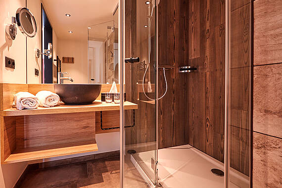 Ansicht des Bads mit moderner Dusche