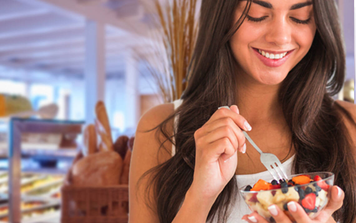 Tolles Frühstück Junge Frau genießt eine Obstschale