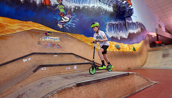 Kleiner Junge auf Skaterbahn