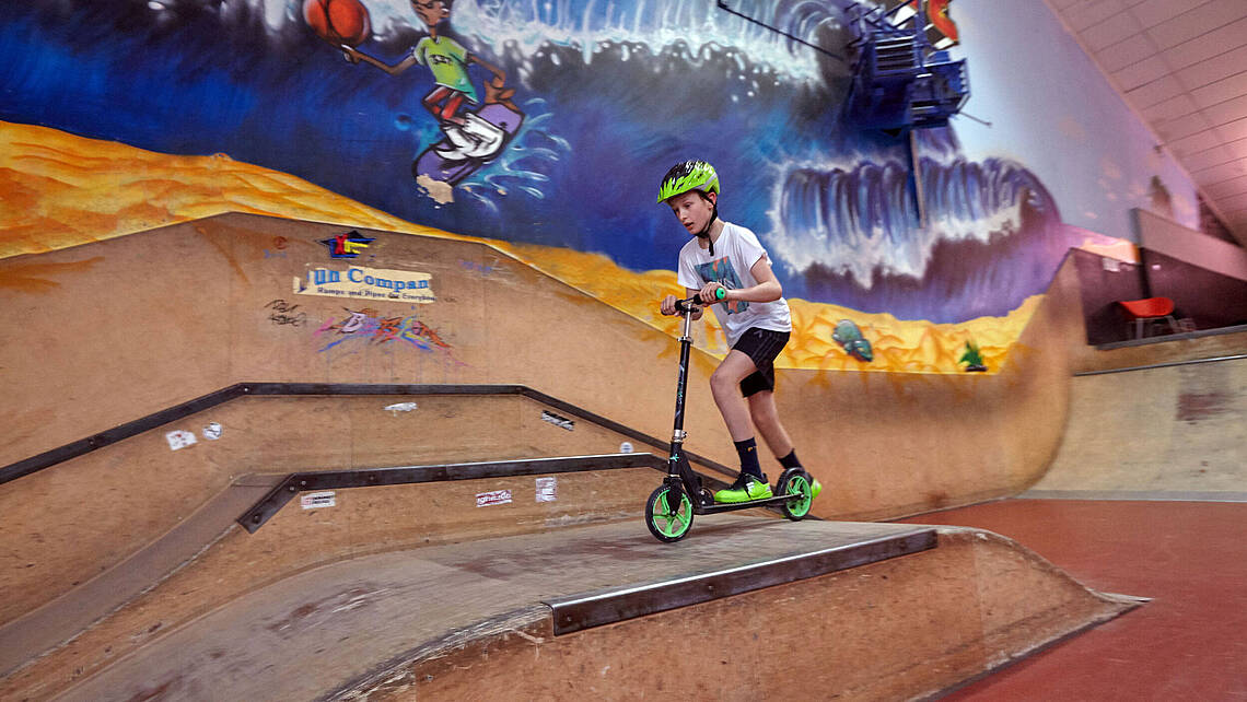 Kleiner Junge auf Skaterbahn
