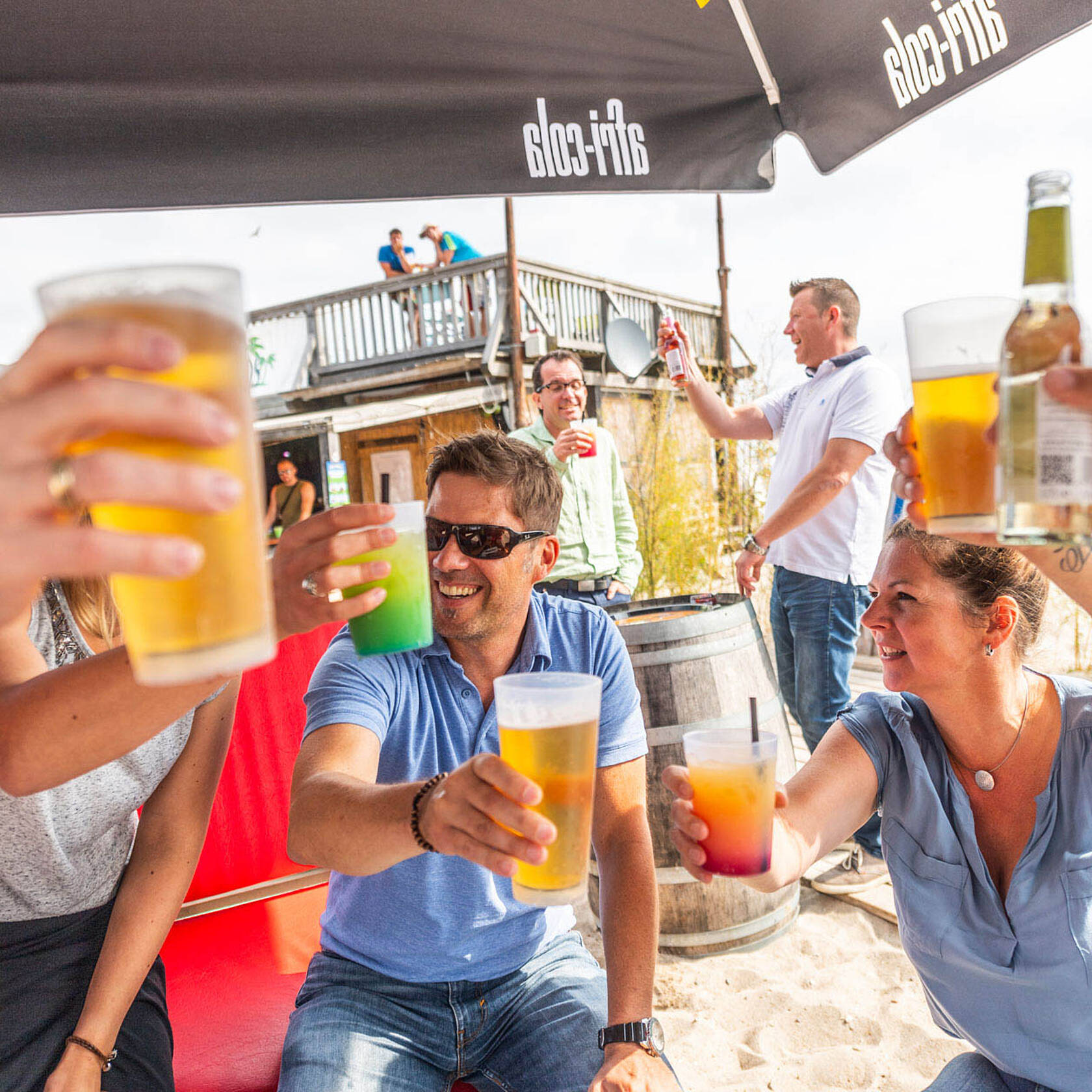 Beachparty in der Barbados Beachlounge Menschengruppe feiert in der Beachlounge