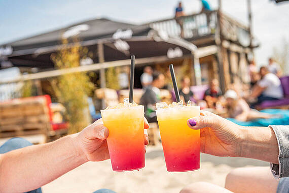 Zwei Personen stoßen mit Ihren Cocktails an