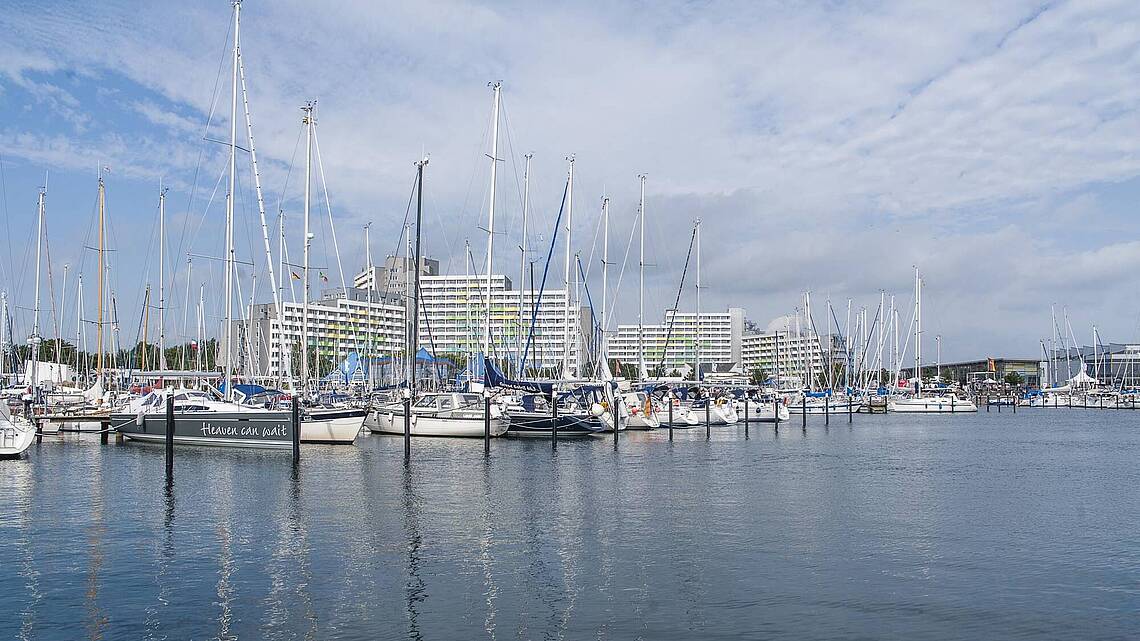 Blick vom Wasser auf den Yachthafen