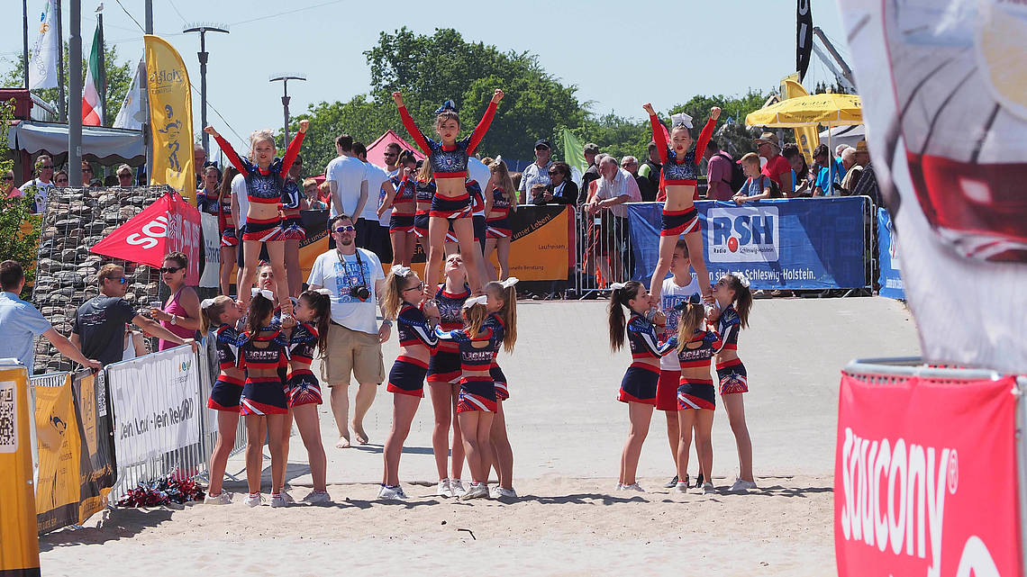 Gruppe Cheerleaderinnen am Strand
