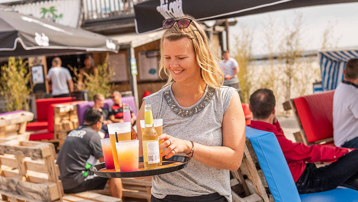 Kellnerin in der Beachlounge