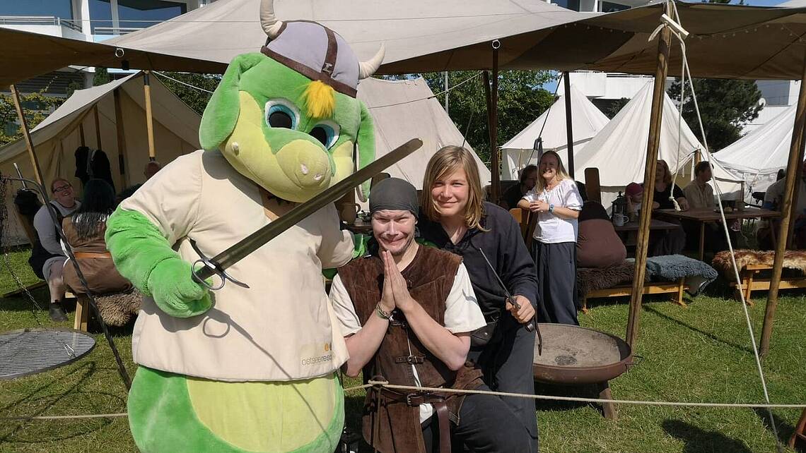 Leif und zwei Schauspieler beim Wikingerspektakel
