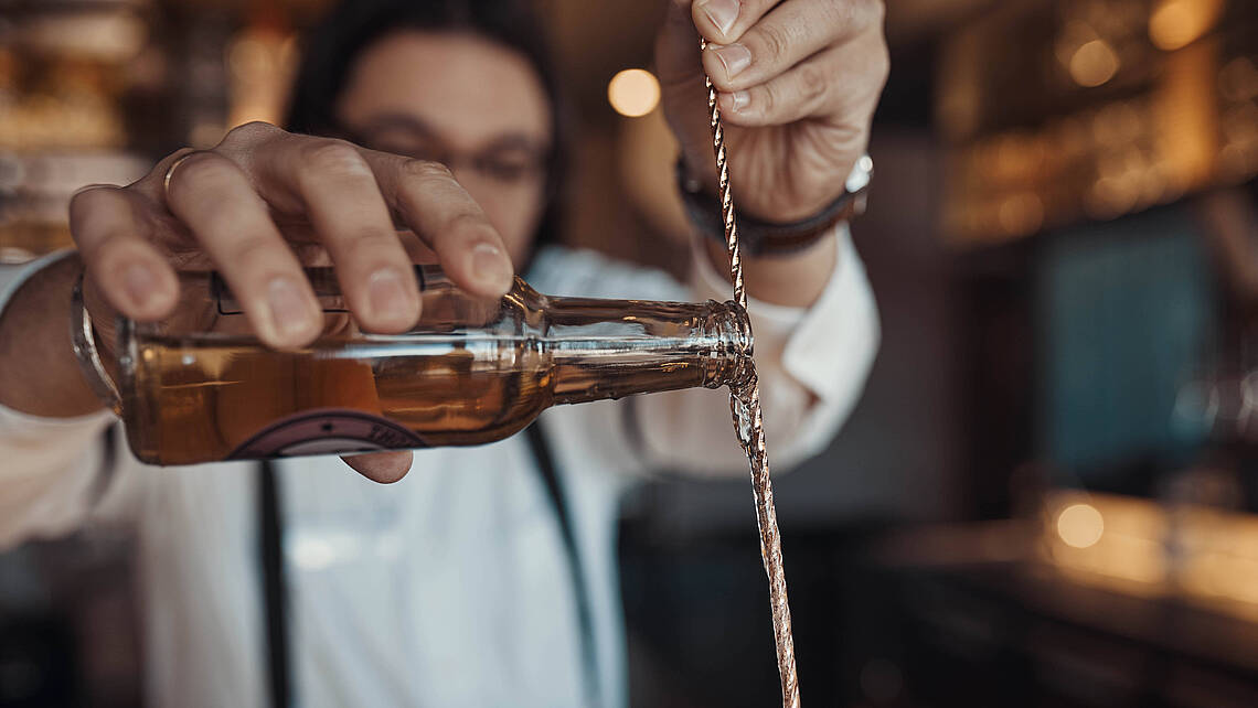 Barkeeper zeigt sein können beim Mixen