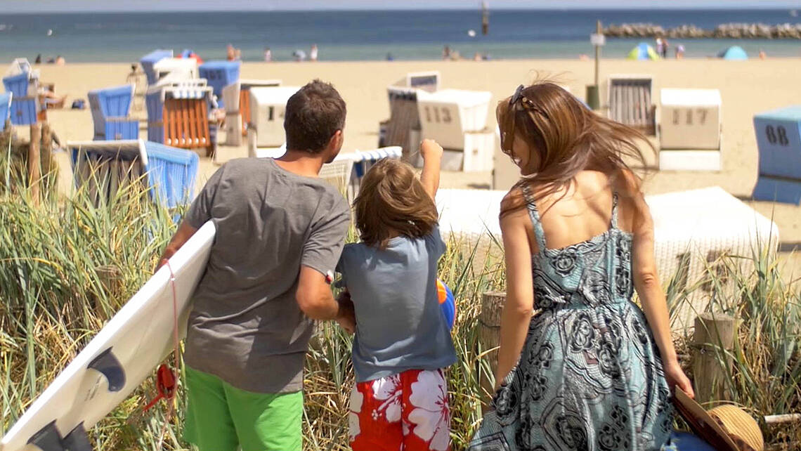 Familie ist auf dem Weg zum Strand