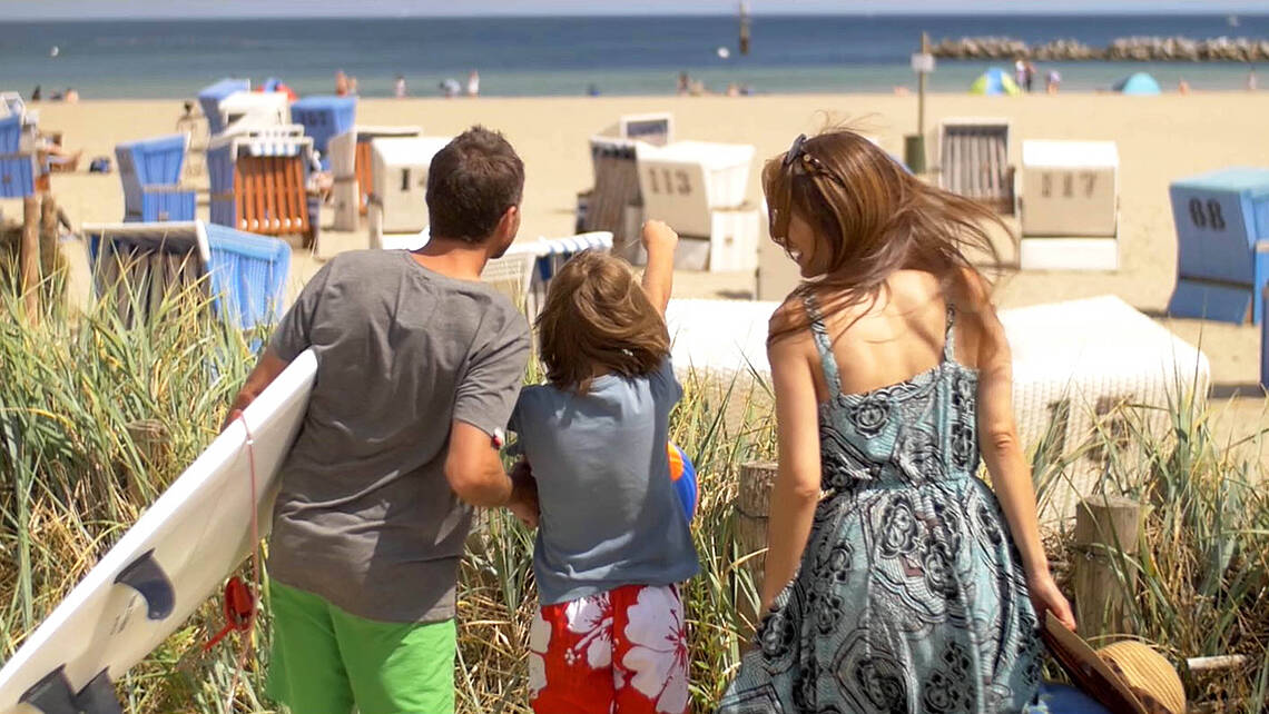 Familie ist auf dem Weg zum Strand