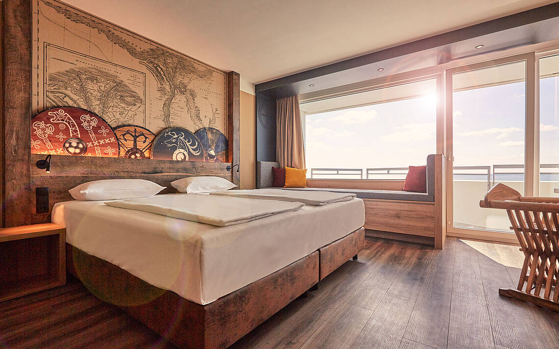 Superiorsuite im Ostseehotel Midgard Blick auf das Doppelbett in der Superiorsuite