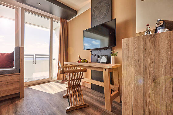 Flachbild Fernseher und Tisch in der Superior Suite