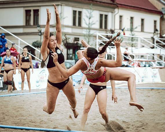Beachhandball im Ostsee Resort Dampland Beachhandballerinnen im Duell