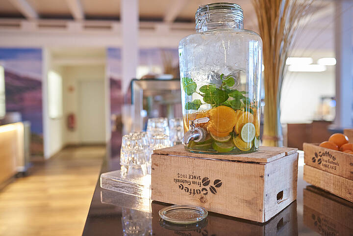 Große Getränkeauswahl im Spitzbergen Lemonade und Eistee im Glas