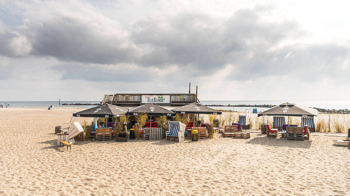 Die Barbados Beachlounge am Strand in Damp