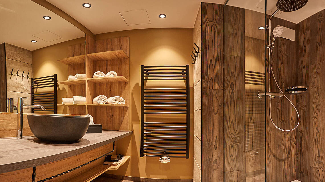 modernes Duschbad im Superior Zimmer