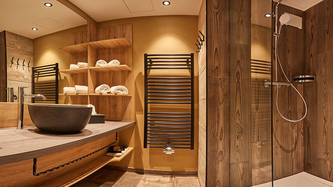 modernes Duschbad im Superior Zimmer