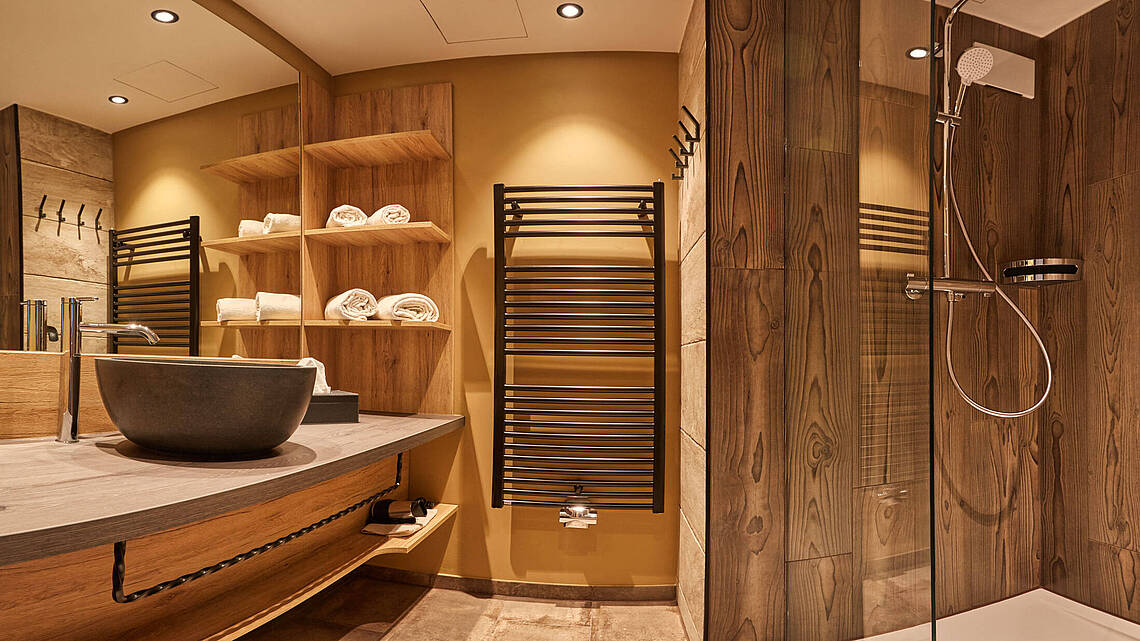 modernes Duschbad im Superior Zimmer