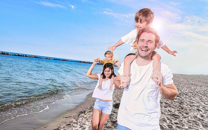 Familie am Strand in Damp