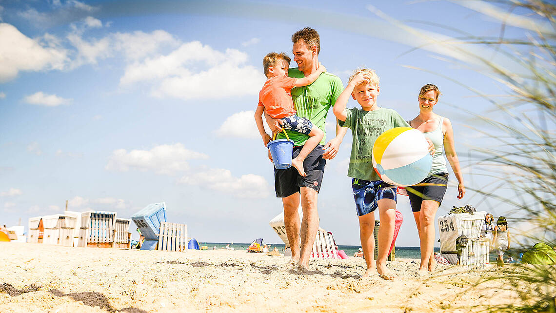 Familie spaziert am Strand