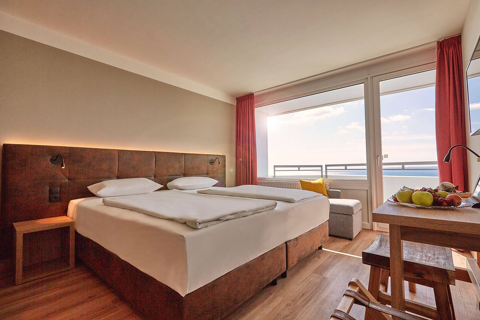Komfortzimmer im Ostseehotel Midgard Blick auf das Doppelbett im Komfortzimmer